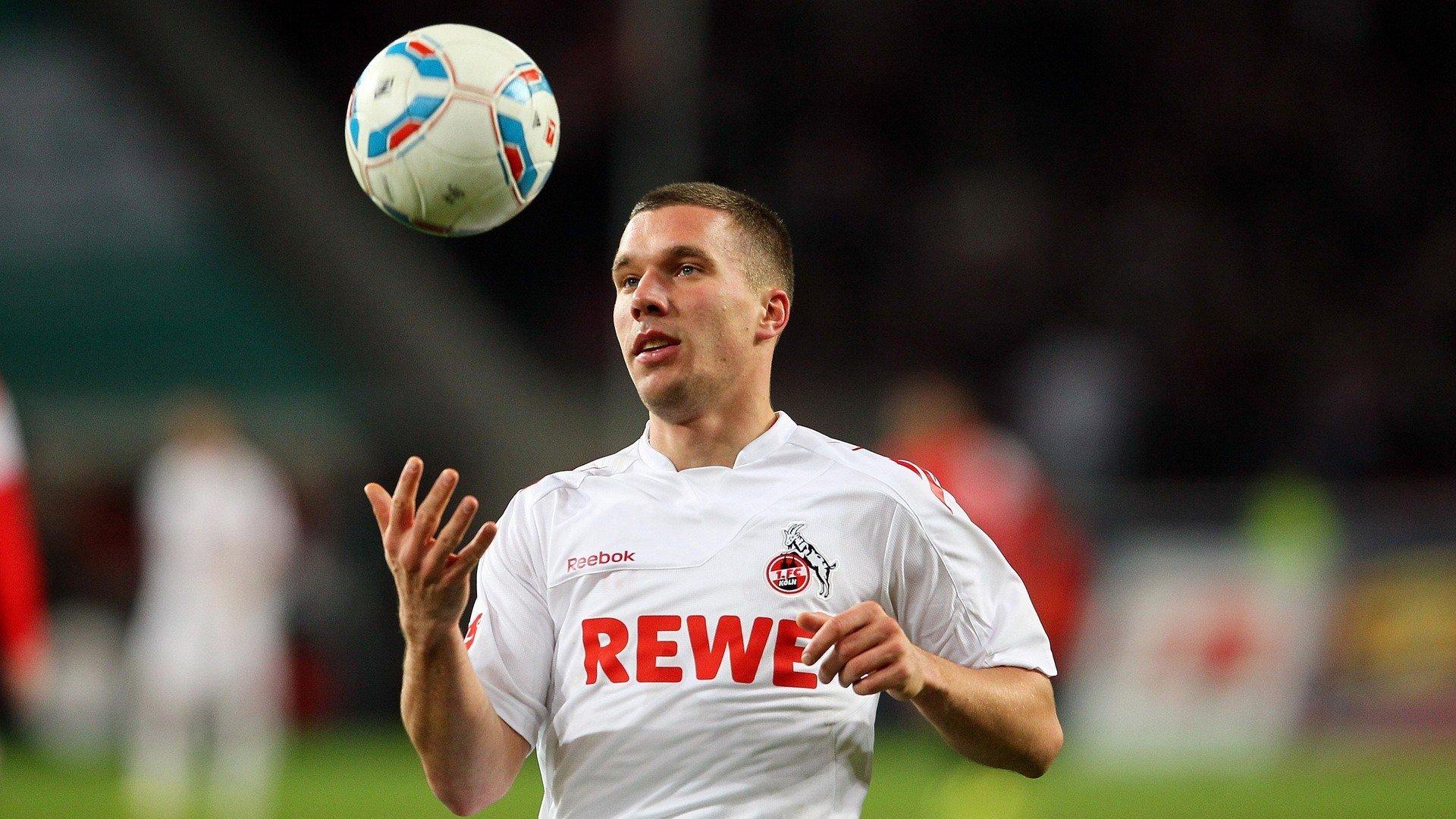 库尼亚盛赞队友姆伯莫,并肩作战是荣幸,他的卓越推动全队前进